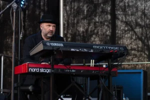 Toetsenist Jeroen van Alanis! - The Alanis Morissette Tribute Band