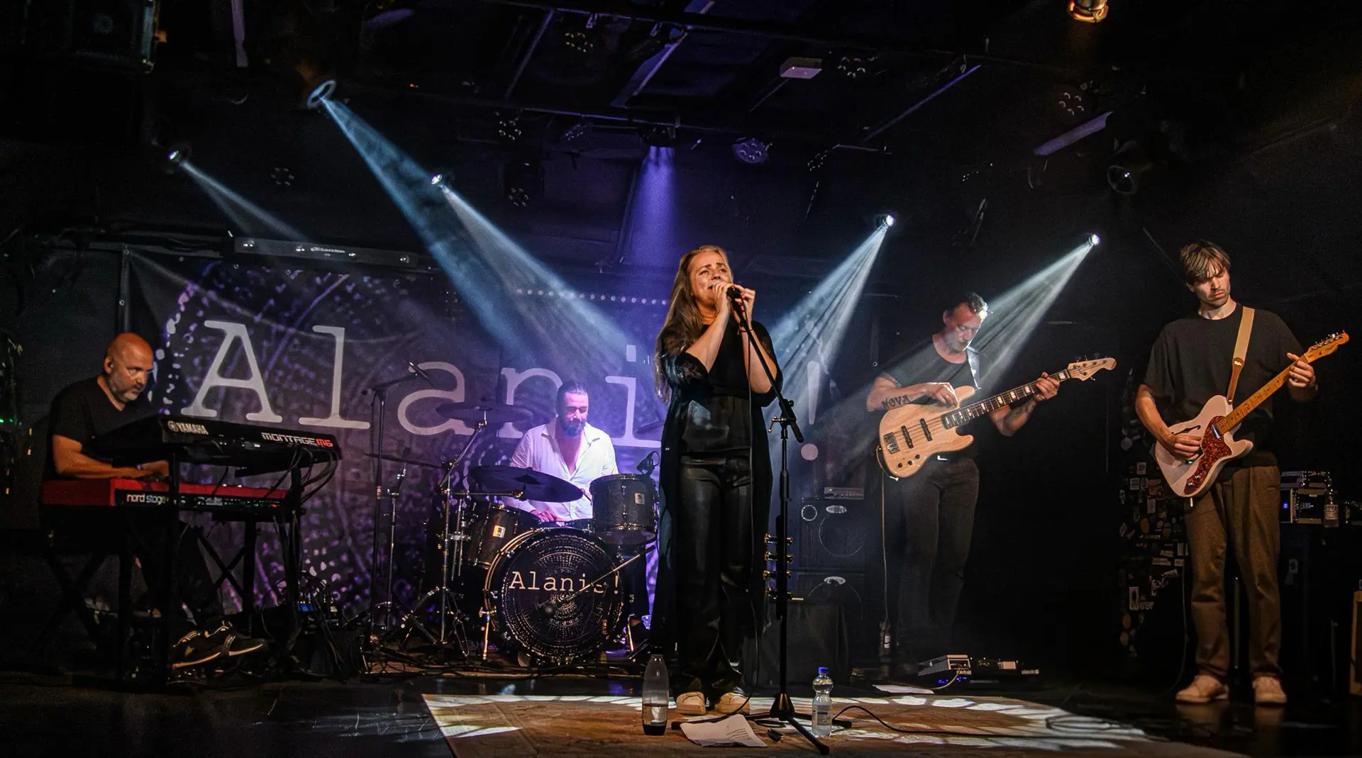 Alanis! - The Alanis Morissette Tribute Band live met Anne in het midden